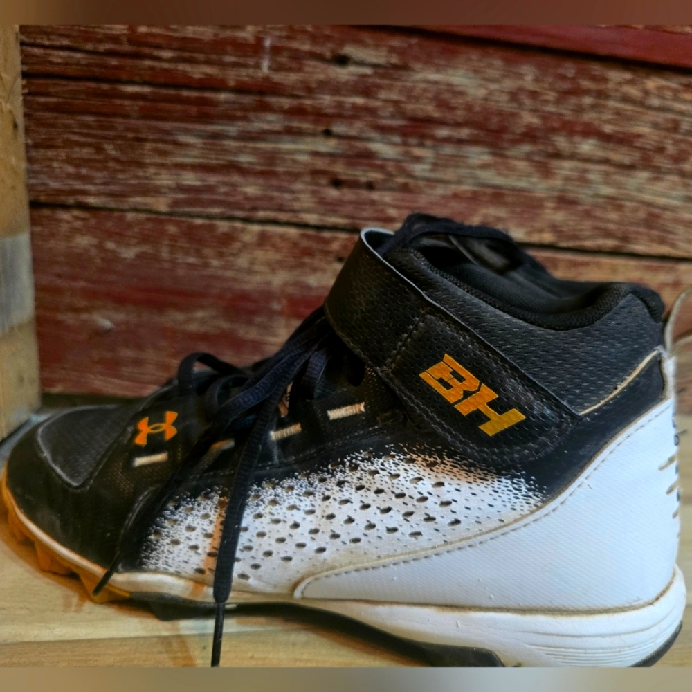 Mens Boys Under Armour BH Football Cleats Black White & Gold GUC!